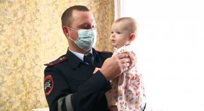 Чувашский полицейский навестил спасенную девочку и неожиданно стал крестным