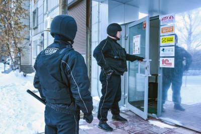 Новосибирский грабитель выбил стекла в магазине и сел за компьютер