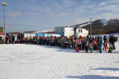 Более 250 юных сахалинцев собрались на лыжной гонке памяти Бориса Егорова