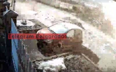 Опубликовано видео взрыва снаряда возле домов в Белгороде