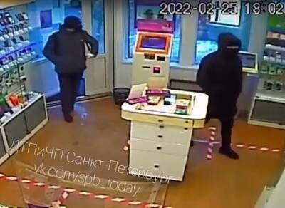 Видео: двое в масках избили ногами сотрудницу магазина в Петербурге