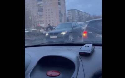 В Великом Новгороде водитель швырнул в грязный сугроб напавшую на него женщину