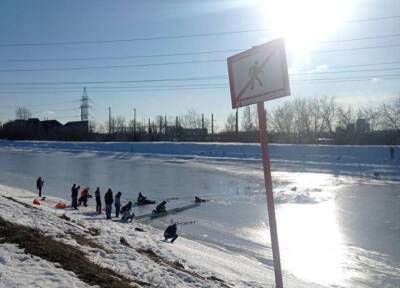 Гулявших по льдинам мальчишек достали из реки в Москве, один впал в кому и умер