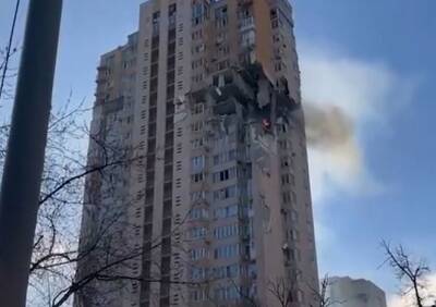 В Киеве снаряд попал в многоэтажку