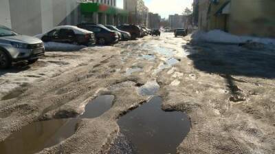 Разбитая дорога на улице Карпинского угрожает безопасности людей