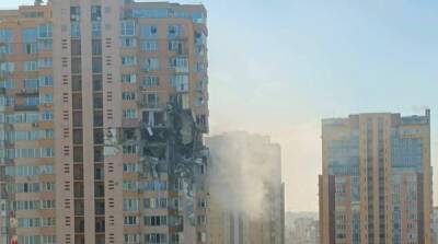 Бои в Киеве: ракета попала в жилую многоэтажку – видео