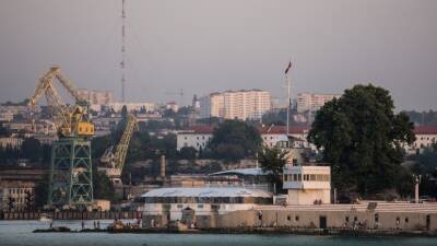 Сдавшихся украинских пограничников с острова Змеиный доставили в Севастополь