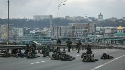 Военный эксперт Литовкин назвал фейком фотографию военных ВСУ на мосту в Киеве