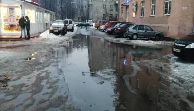 Улицы Петербурга превращаются в реки и озера из-за проблем с «ливневками» и снежными кучами