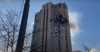 Ракета попала в жилой дом в Киеве: угроза обрушения, спасатели эвакуируют людей (видео)