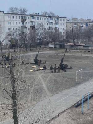 Фото: украинские военные размещают вооружение в дворах жилых домов