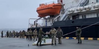 Появилось видео сдачи украинских военных с острова Змеиный