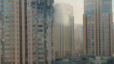 Російське вторгнення: у Києві снаряд РФ влучив у багатоповерховий будинок по проспекту Лобановського