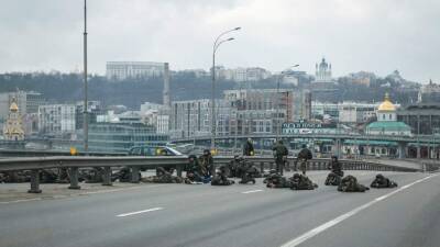 Обозреватель назвал постановкой фото украинских военных на мосту в Киеве