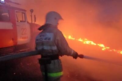 В Смоленской области пожарные несколько часов боролись с огнем в доме