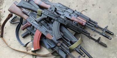 Украинцы начали продавать АК-74 в интернете после бесконтрольной раздачи оружия в Киеве