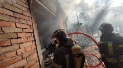 В Киеве в результате артобстрела загорелись склады, есть погибшие