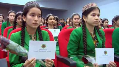Женщинам Туркменистана подарят по $3 на 8 марта