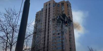 В Киеве российская ракета попала в 24-этажный жилой дом: спасатели эвакуируют людей