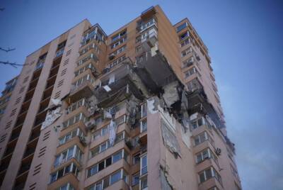 Обстрел многоэтажки в Киеве, снаряд попал прямо в дом, есть пострадавшие