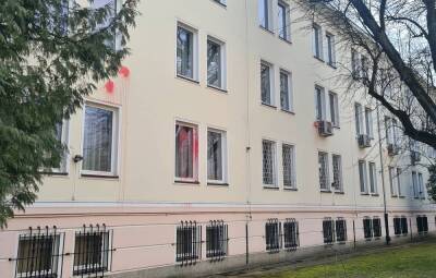 Фасад российской школы в Варшаве облили красной краской