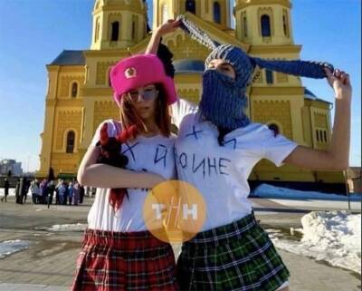 Две девушки сфотографировались на фоне нижегородского собора в футболках с скабрезными надписями
