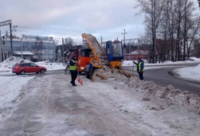 В субботу на улицы Гатчины вышли более 60 дворников для уборки снега