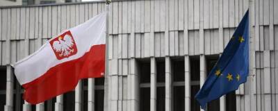 Фасад школы при посольстве РФ в Варшаве облили красной краской