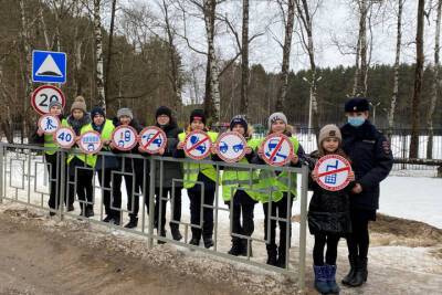 В Смоленске школьники и полицейские сделали инсталляцию «Живые знаки»