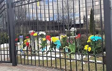 Белорусы несут цветы к посольству Украины в Минске