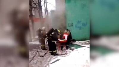 В Воронеже двор заволокло дымом из-за полыхающего подвала в многоэтажке: появилось видео
