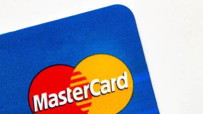 РБК: Mastercard уведомила попавшие под санкции банки о приостановке их участия в системе
