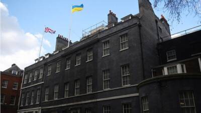 Над офисом премьер-министра Великобритании на Даунинг-стрит вывесили украинский флаг. Новость в одном фото