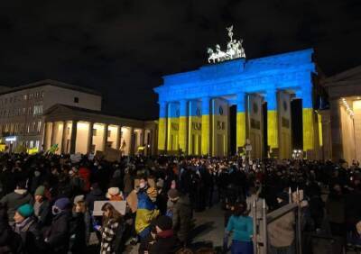 Сине-желтый флаг засиял на весь мир: Италия, Германия, Бразилия, Грузия и другие страны показали свою поддержку Украине