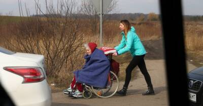 Жители Украины, которые прибудут в Латвию, получат социальную помощь. Украинским медикам разрешат работать