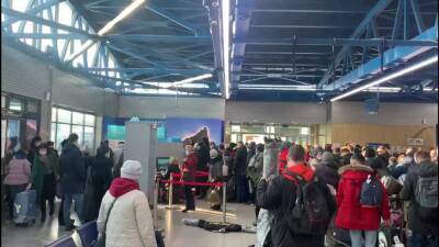 Сотни людей застряли в аэропорту Южно-Сахалинска из-за "событий на Украине"