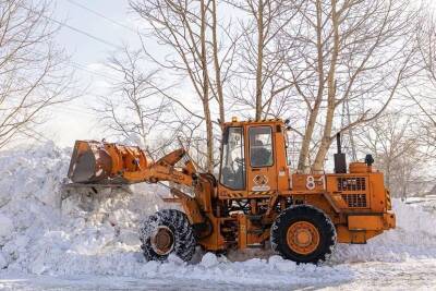 Вывоз снега продолжается в Южно-Сахалинске