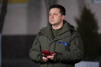 Зеленский призвал украинцев не верить фейкам: «Я тут и не призываю армию сложить оружие»