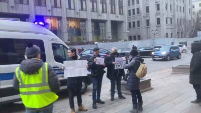У здания Совфеда задержали троих правозащитников, выступивших против операции на Украине