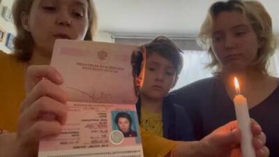 Видео: израильтянка сожгла свой российский паспорт в знак солидарности с Украиной