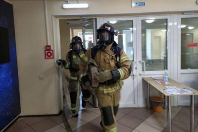 В Комсомольске пожарные тренировались тушить пожар в «Доме молодежи»