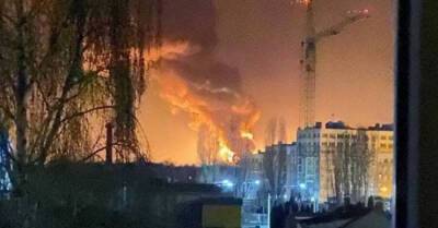 ГСЧС: Пожар на нефтебазе в Василькове продолжается. Угрозы для людей нет
