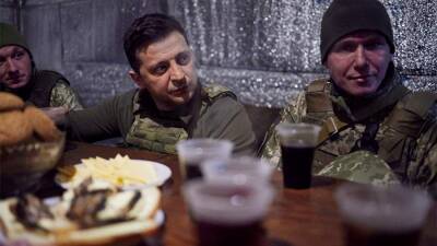 В Сети разоблачили фейк с пьющим кофе с военными Зеленским