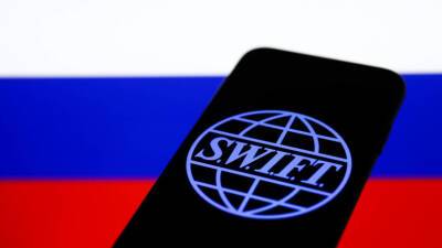 Экономист Остапкович отреагировал на слова Джонсона об отключении России от SWIFT