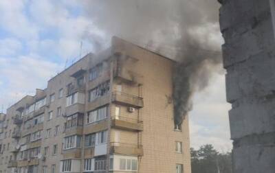 В Буче под Киевом идут бои, горит жилой дом