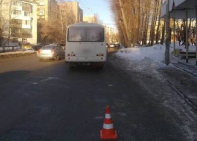 Маршрутный автобус в Томске насмерть переехал выпавшего из дверей пассажира