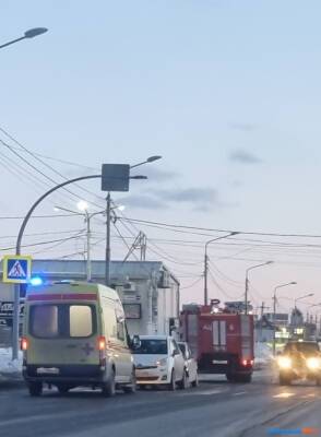 Южносахалинца забрала скорая помощь после аварии на улице Ленина