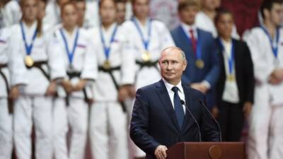 Международная федерация дзюдо приостановила статус Путина в качестве почётного президента