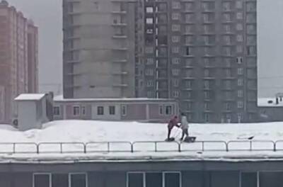 В Новосибирске рабочие устроили фигурное катание на крыше дома