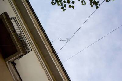 "Разорившийся миллиардер" в Кемерове начал скидывать вещи с балкона на прохожих